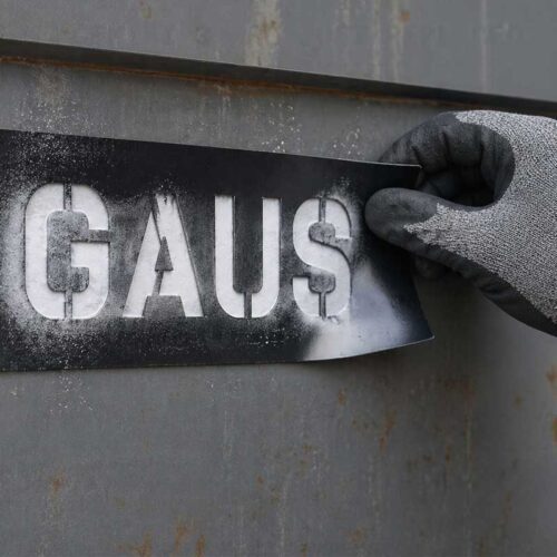 Industrijsko farbanje simbola pomoću magnetnog šablona na metalnoj površini
